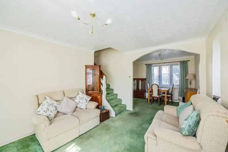 3 Bed House with Garden and Garage