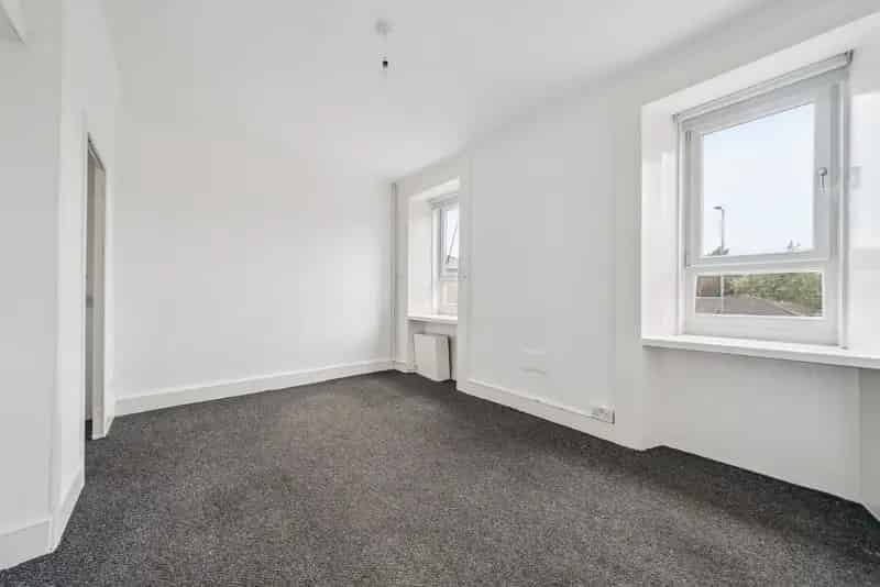 Spacious Two-Bedroom Flat in Paisley Near Gilmour Street Station