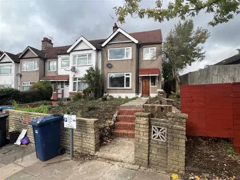 4 Bedroom Semi-Detached House to Rent in Hendon