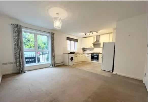 Modern 2 Bed Apartment with Parking Near Amenities