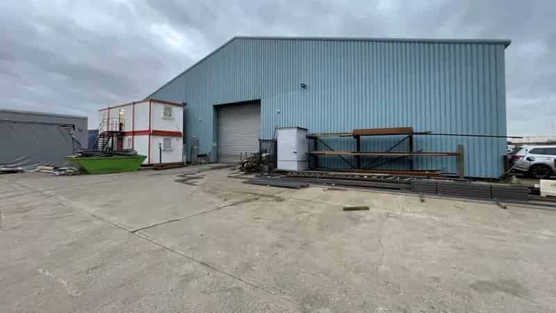 High Eaves Workshop with Steel Frame and Ample Parking