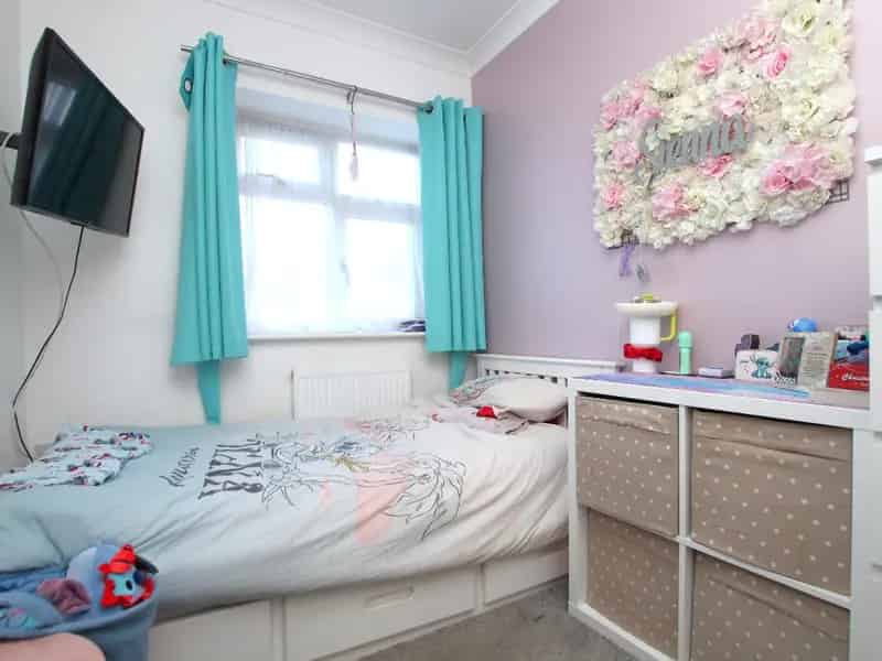 4 Bed Detached Chalet House for Sale Near Schools and Amenities