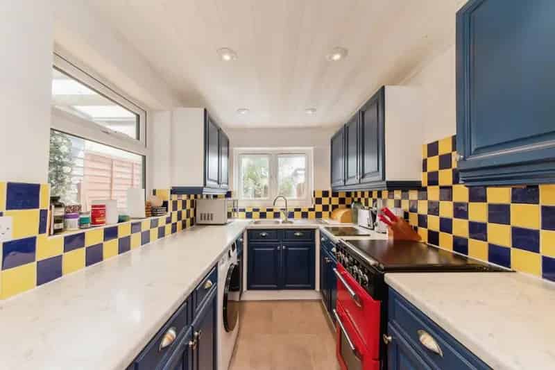 2 Bed Mid-Terraced House Near Watford Station and Hospital