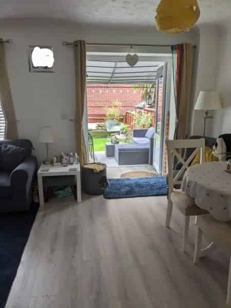 2 Double Bedroom House Near Schools and Shops