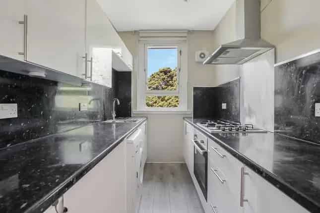 2 Bed Upper Cottage Apartment for Sale in Blackwood Street Glasgow