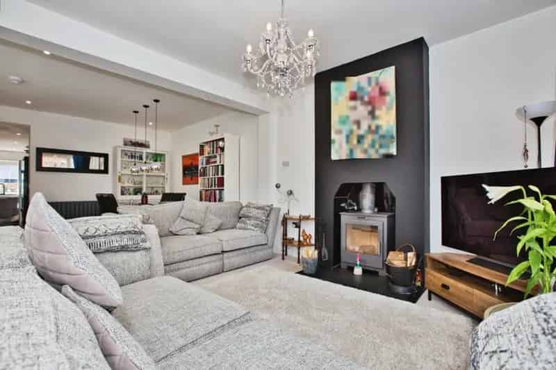 3 Bed House with Garage and Landscaped Garden