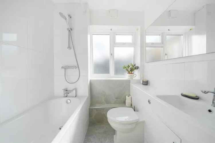 Two Double Bedroom Maisonette with Private Balcony Near Oval and Stockwell