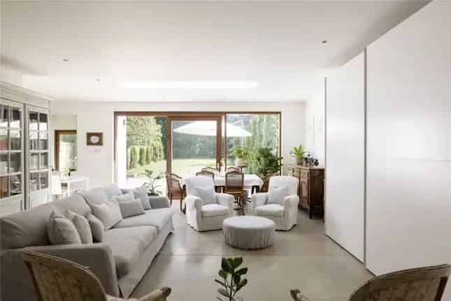 4-Bedroom Family Home Near Queen's Park London