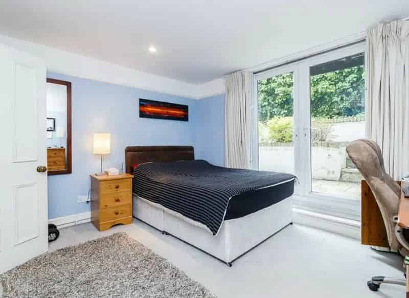 Spacious 2-Bed Ground Floor Flat in Putney with Parking