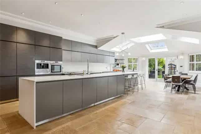 7 Bedroom House for Sale in Lyford Road London