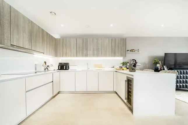 4 Bedroom Flat for Sale in London NW6 The Avenue