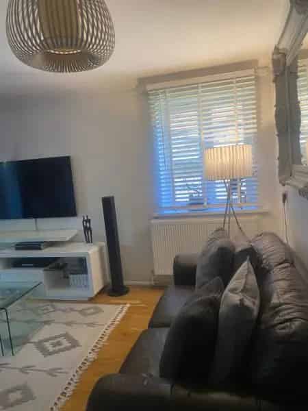 3 Bedroom Ground Floor Flat near Thames - Newly Refurbished Kitchen