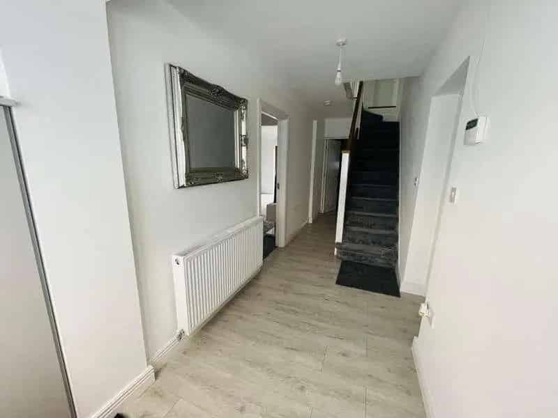 6 Bed Semi-Detached House For Sale