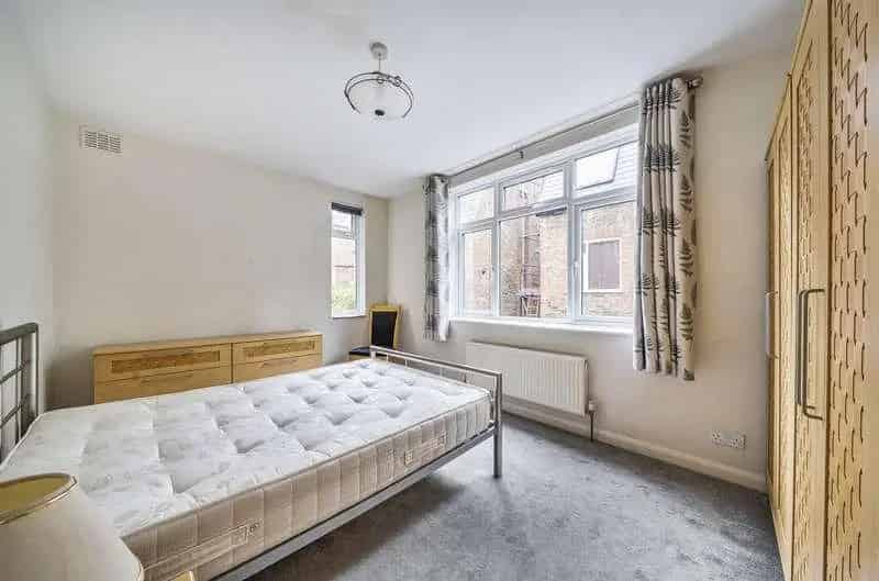 2 bed flat for sale