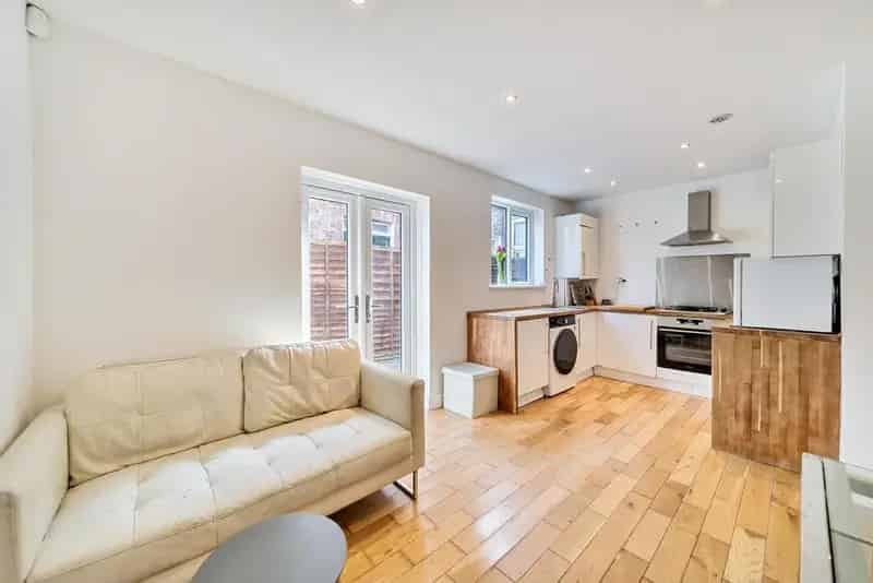 Two Double Bedroom Ground Floor Flat Near Tooting Broadway