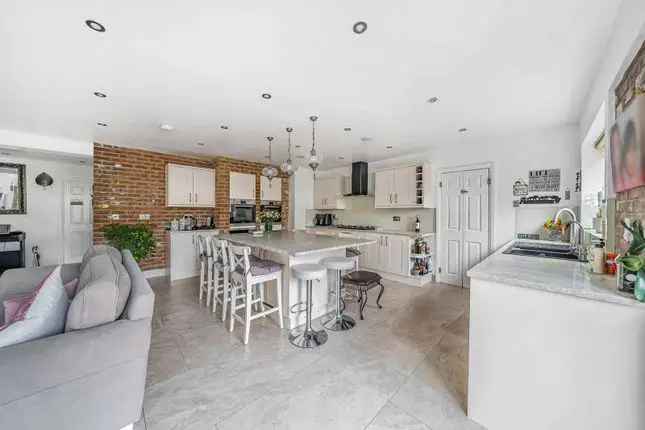 7 Bedroom Family House for Sale in Cricklewood NW2