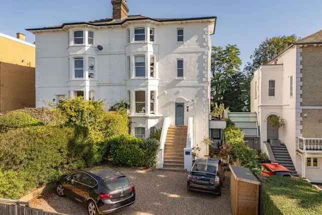 Flat for sale in Thornton Hill, Wimbledon SW19