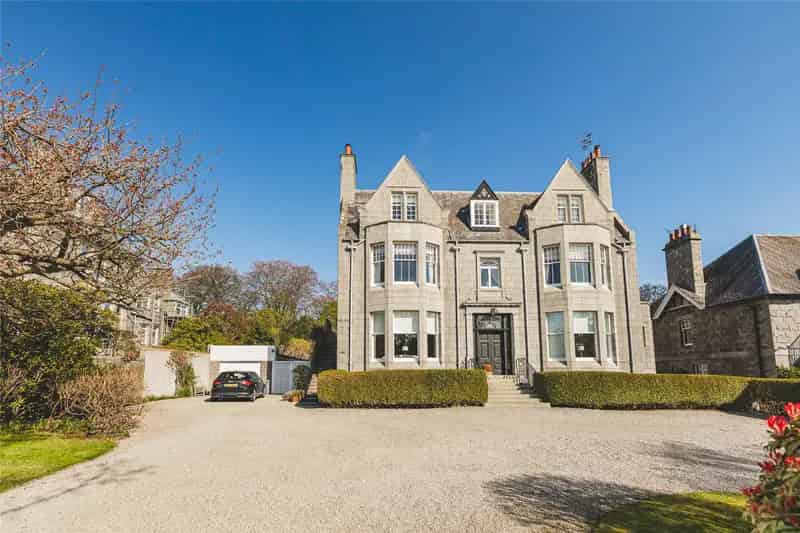 Spacious West End Aberdeen Apartment 5 Bedrooms 2 Bathrooms Garden