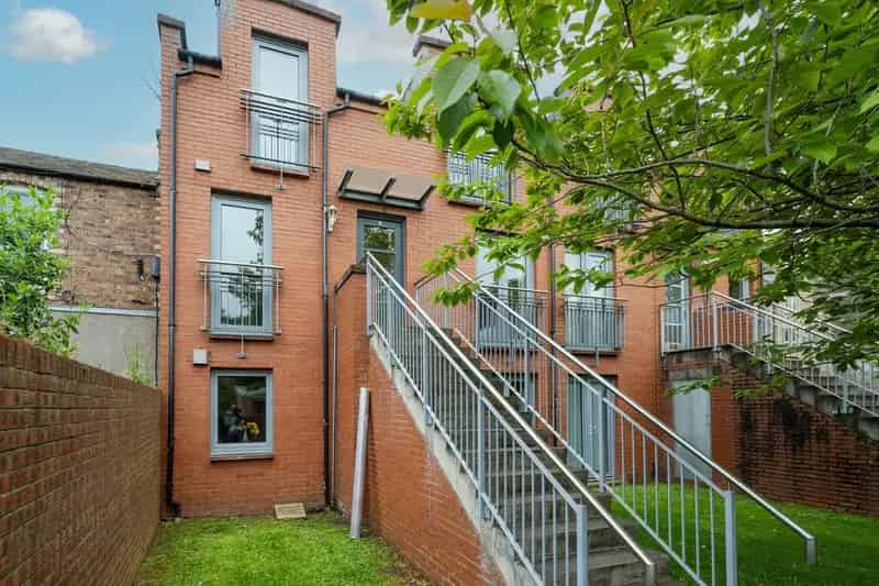 5 Bedroom Flat for Sale in Abbeyhill, Edinburgh