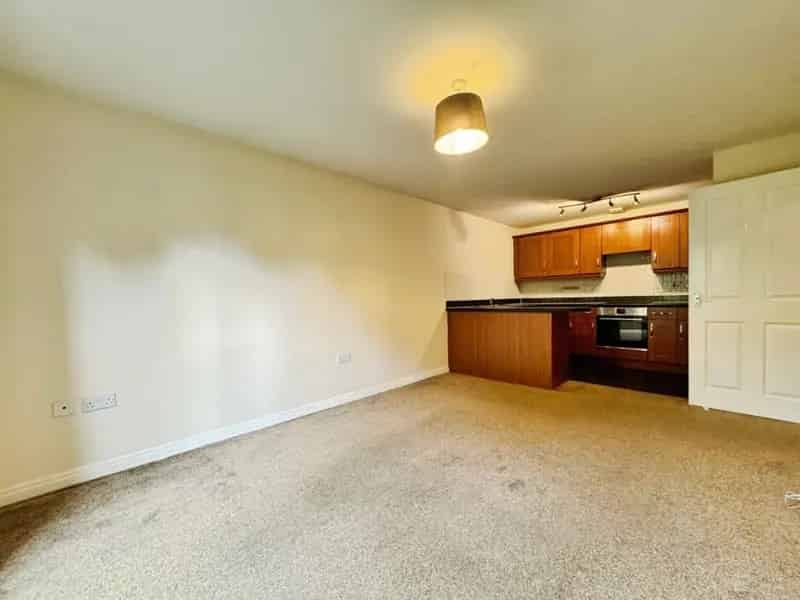 2 Bedroom Flat Near Burley Park Station For Sale