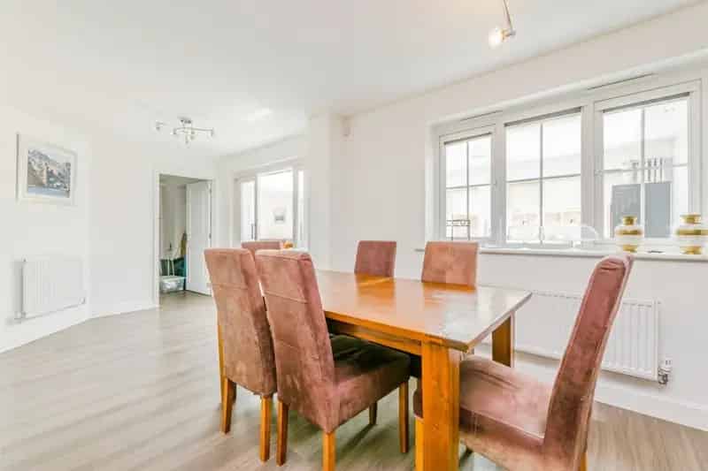 8 Bedroom Detached House with Multiple En-Suites and Gardens