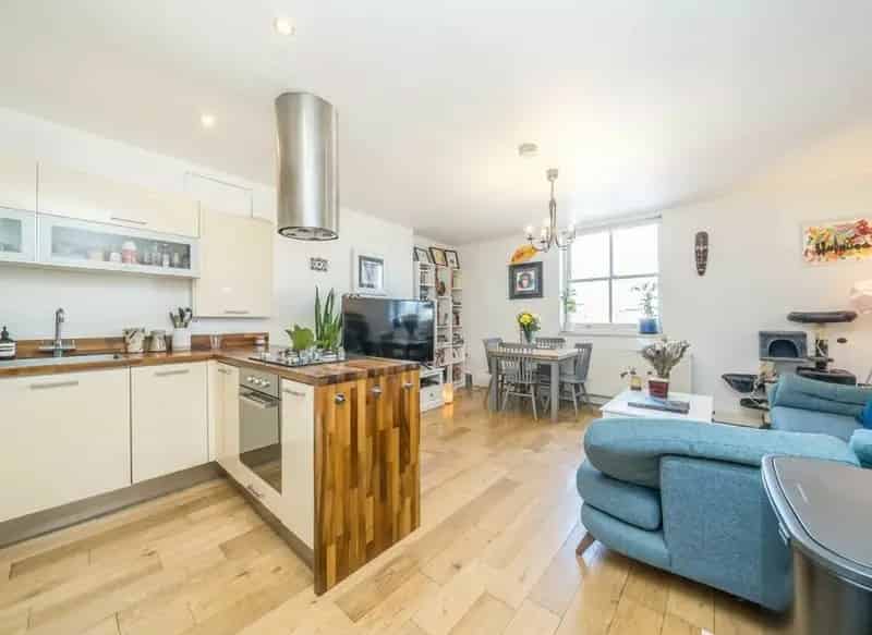 Three Double Bedroom Victorian Apartment Near Bow Road and Mile End