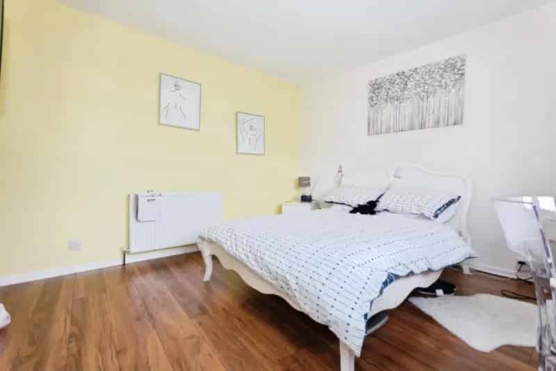 3 Bed Flat for Sale Near Amenities and Transport Links