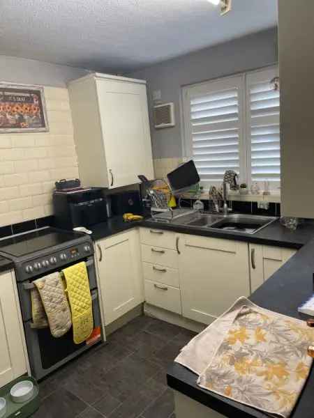 3 Bedroom End Terrace House with Garden Near London
