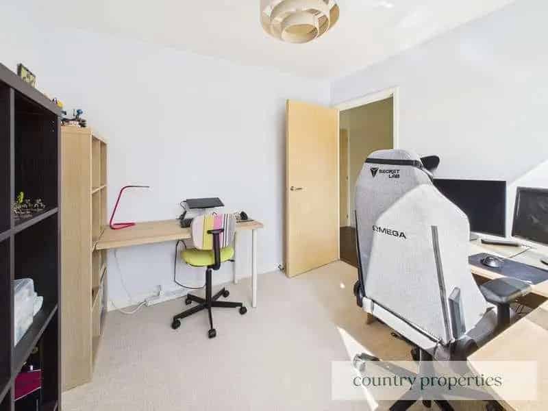 2 Bed Flat for Sale Near Train Station
