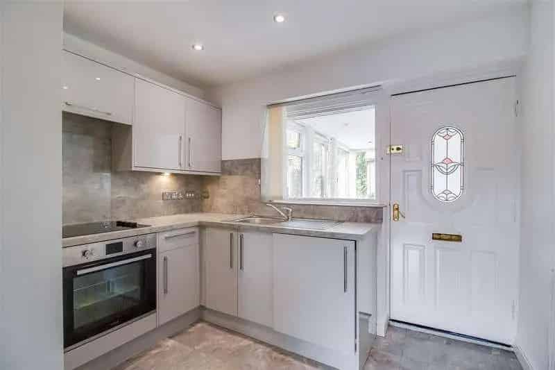 2 Bed Semi Detached Bungalow Wrenthorpe Modern Kitchen Low Maintenance Garden