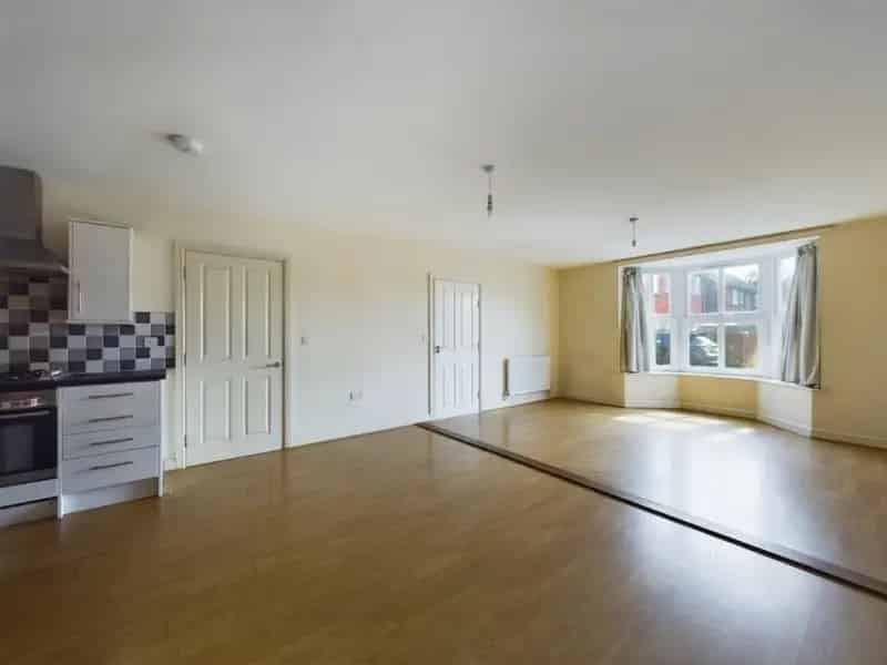 2 Bedroom Flat for Sale West End