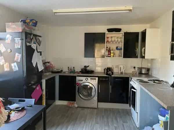 Large 2 Bed Top Floor Flat Loughborough Canal View Private Parking