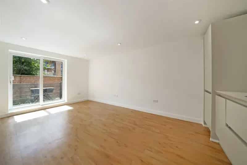 2 Bedroom Apartment Near Mile End Park