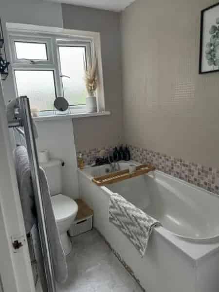 Large 2 Bedroom Flat Near Schools and Shops