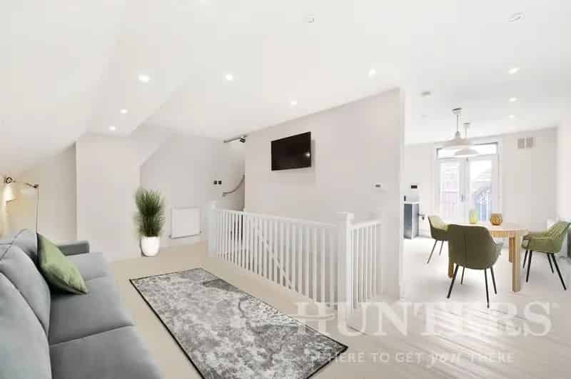 3 bedroom Flat
 To Let 
Total Size: 1320 SQ FT