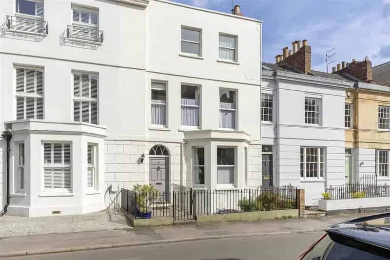 5 Bedroom House for Sale