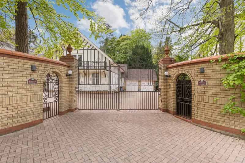 7 Bedroom Detached House with Indoor Pool Near Brandon Country Park
