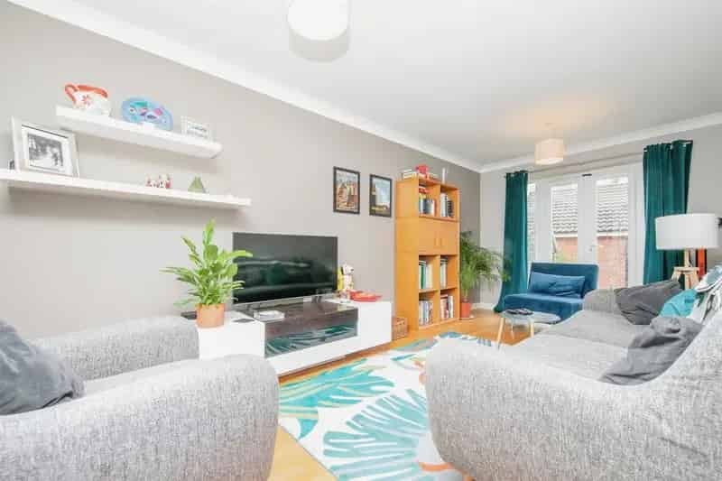 3 Bed Semi-Detached House with Garage and Parking