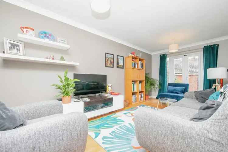 3 Bed Semi-Detached House with Garage and Parking
