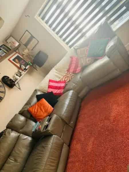 Large 2 Bed House Type Flat Near Shops and Schools