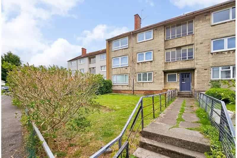 2 Bed Ground Floor Flat with Private Gardens