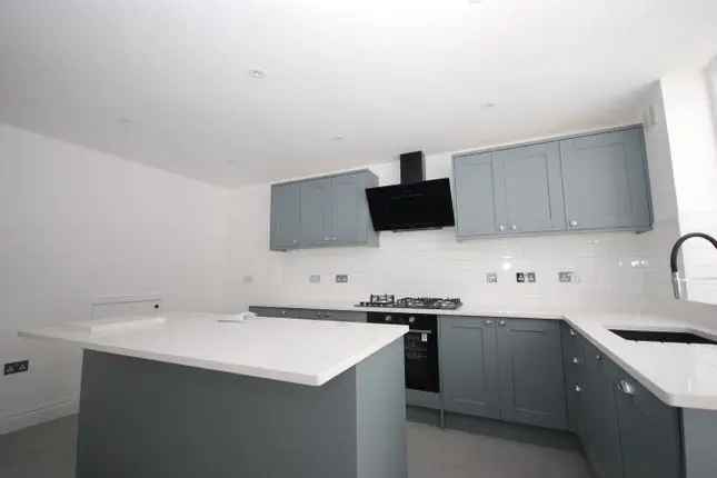 Terraced house to rent in Stockwell Park Road, Stockwell SW9