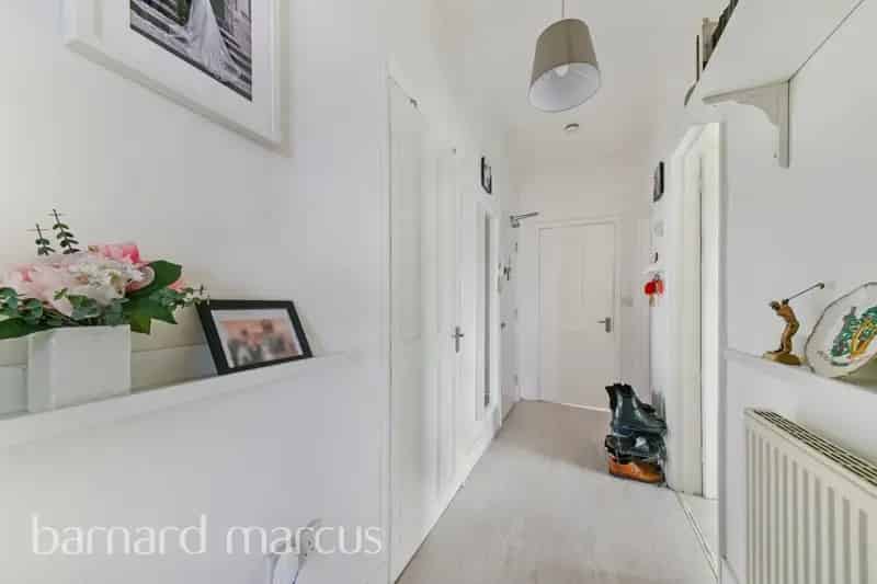 Spacious Second Floor Flat Near Addiscombe High Street