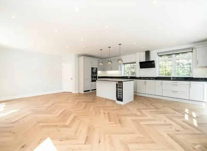 5 Bedroom Detached House with Driveway Parking and Garden