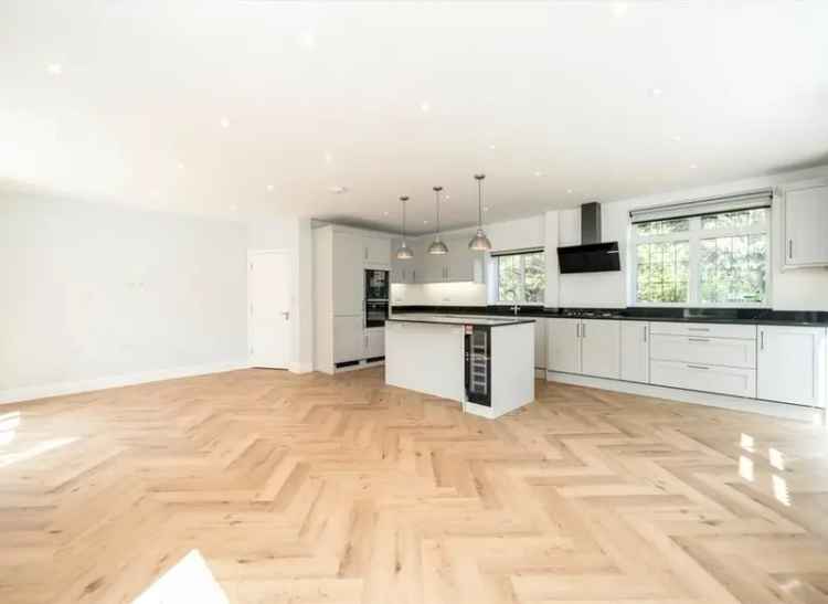 5 Bedroom Detached House with Driveway Parking and Garden