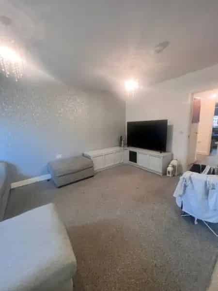 Spacious 2 Bed Flat Near Train Station Chertsey