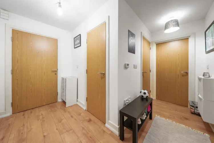Two Double Bedroom Ground Floor Apartment Near Town Centre and Station