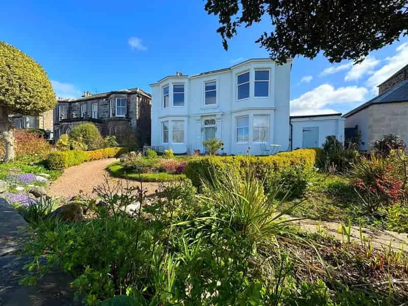 3 Bedroom Flat for Sale in Detached Villa