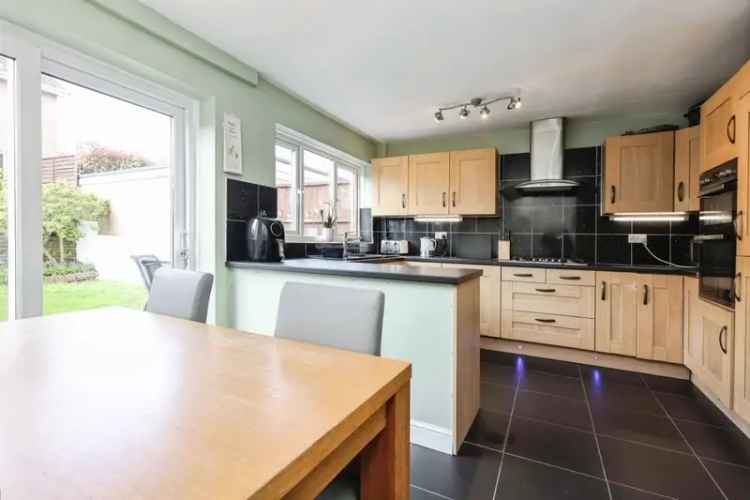 Three Bedroom Family Home with Garden and Parking