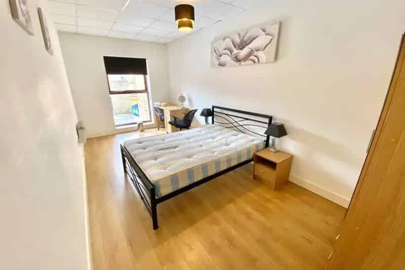 Executive Two Double Bedroom Apartment Huddersfield All Bills Included